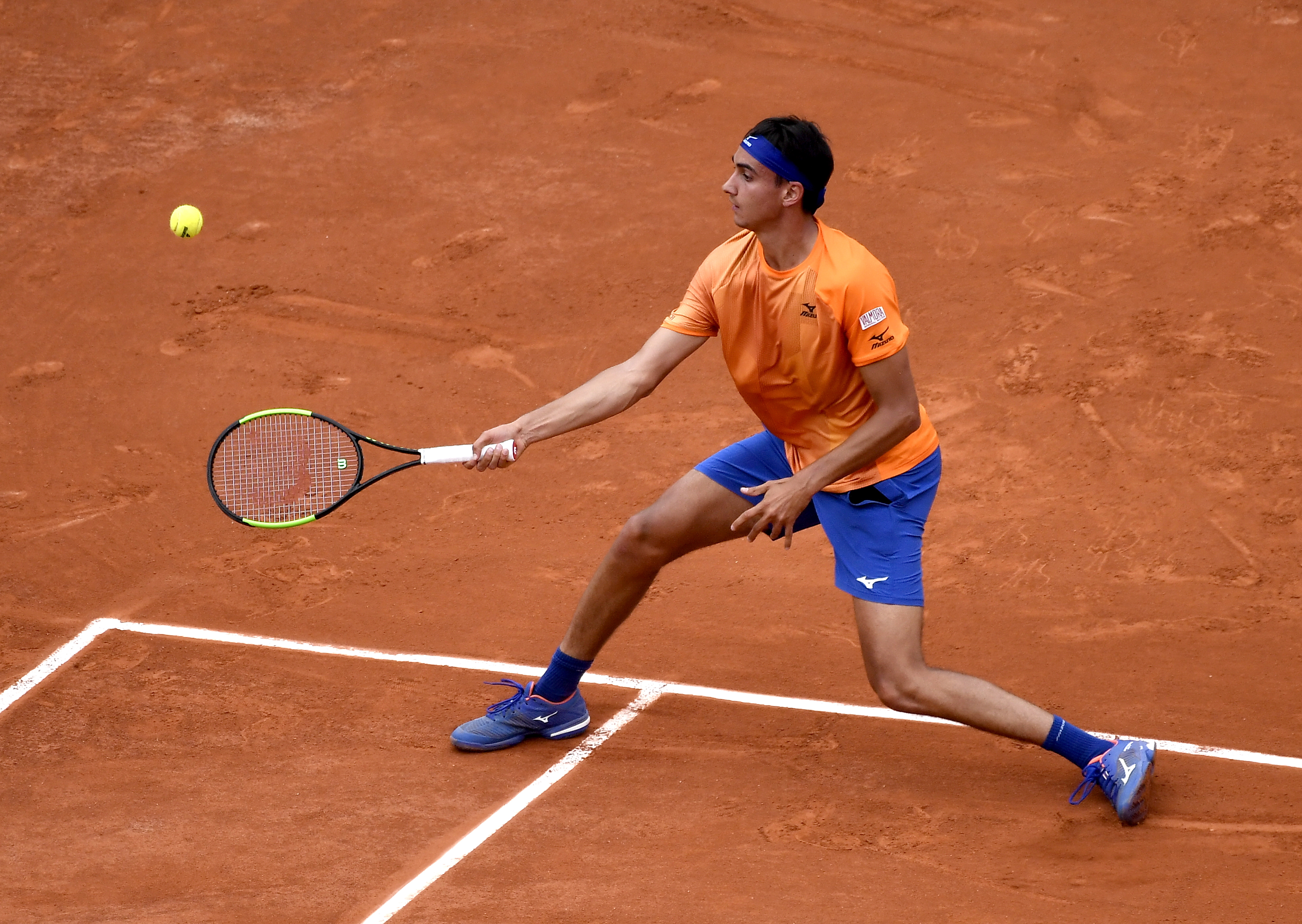 英国网球队完胜法国网球队，费德勒制霸全场的简单介绍