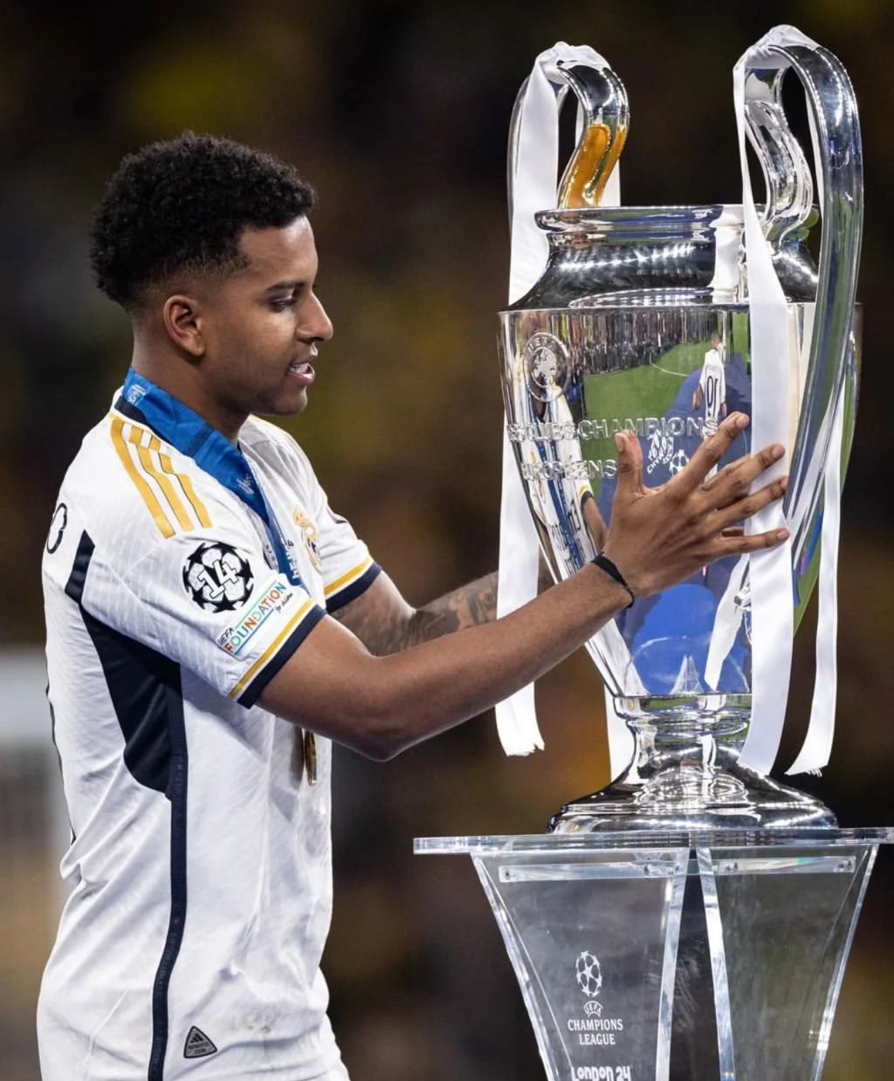 包含尤文完胜摩洛哥，罗德里戈惊艳世界的词条