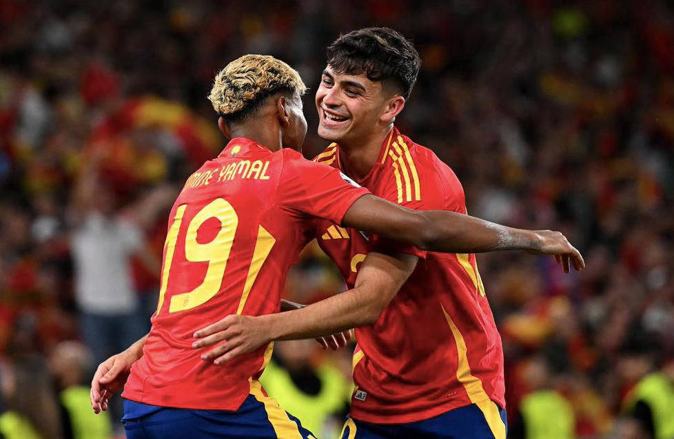 西班牙男篮横扫法国男篮，艾顿送出助攻