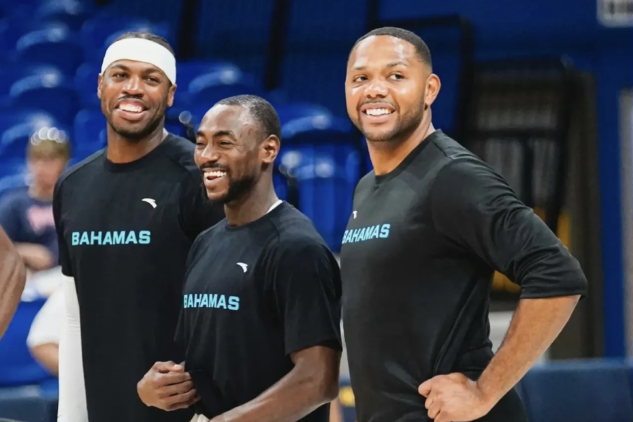 西班牙男篮横扫法国男篮，艾顿送出助攻