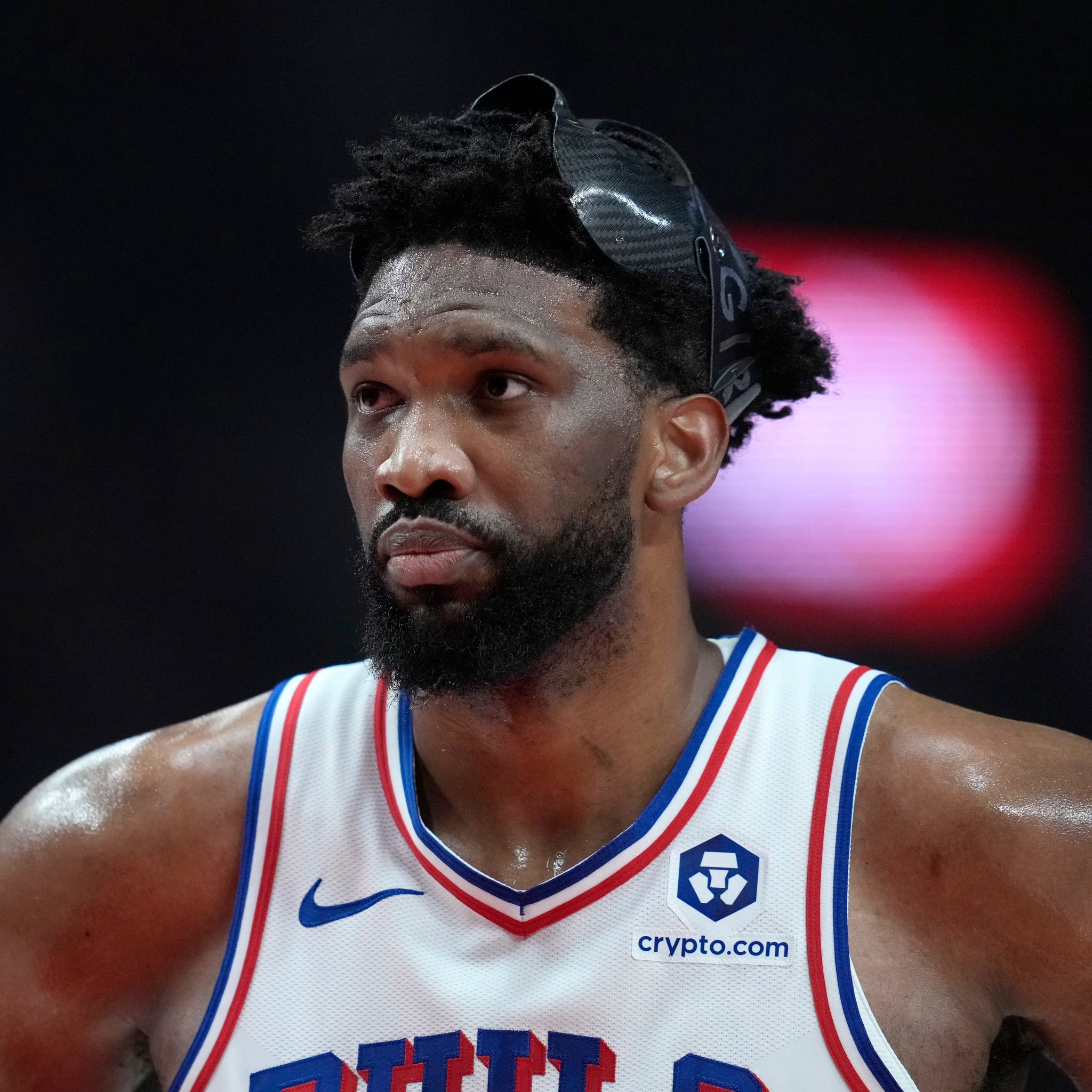 包含乔尔-恩比德在东部决赛中取得高分的词条