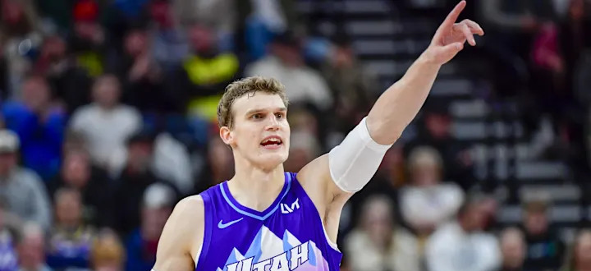 开云体育app-爵士队队员勇敢面对逆境，力争挽回战局