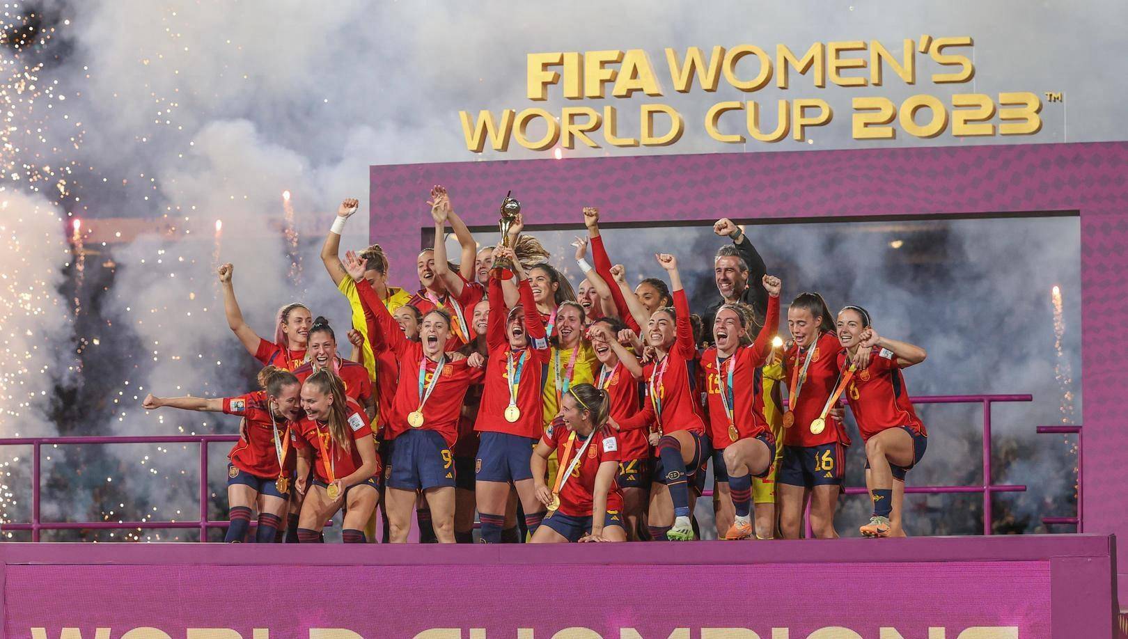 关于国际足球赛事中，女子联赛斩获大胜的信息