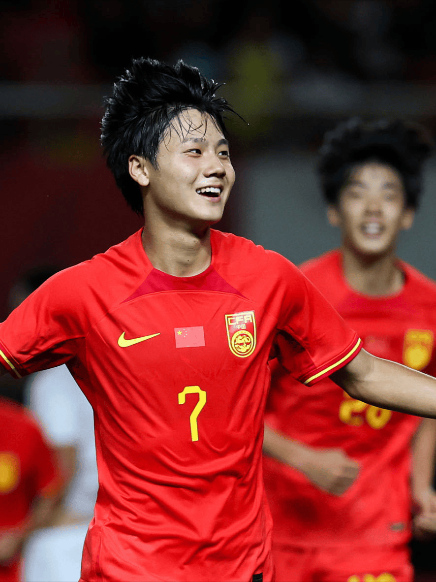 包含亚洲足球新星崭露头角，成为关注焦点的词条