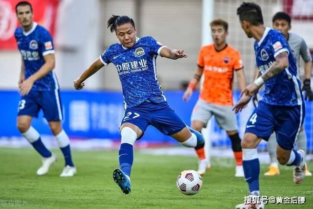 敏捷抓機會：中場球員拼搏爭取得分機會